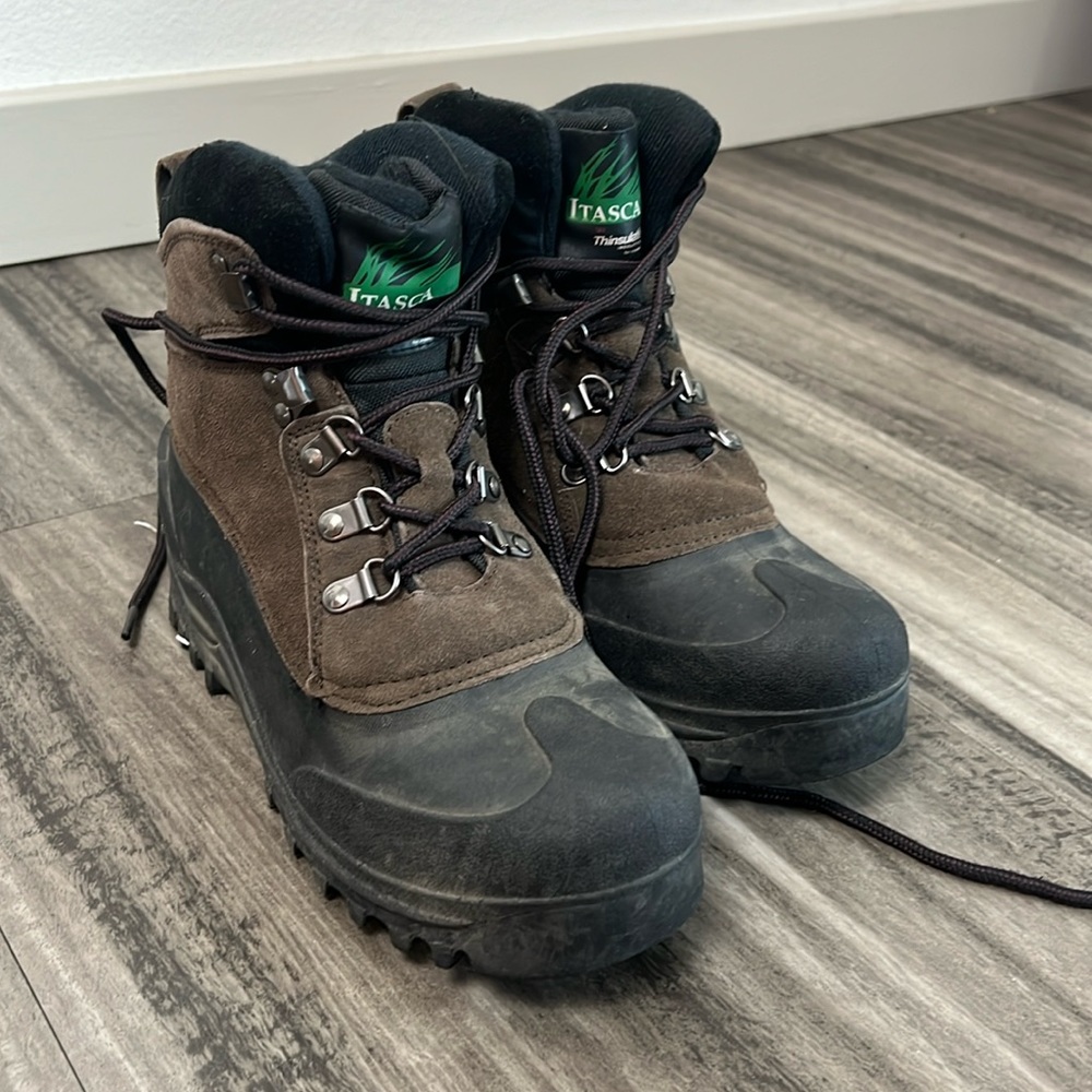 MOUNTAIN BOOTS FOR SNOW OR HIKING SIZE 7